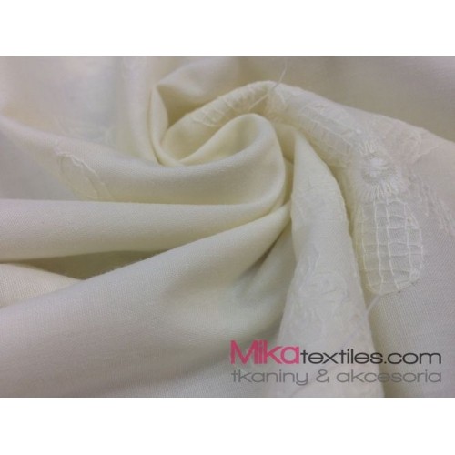 Biała tkanina, kwiatowa struktura, haft